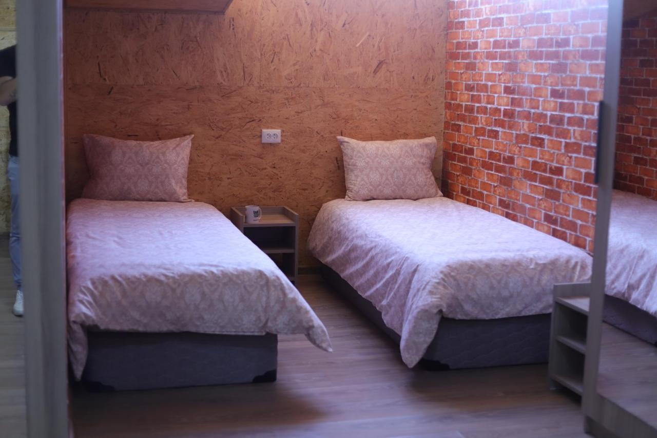 Lime Hotel & Restaurant Complex Gjumri Exterior foto A room at the hostel