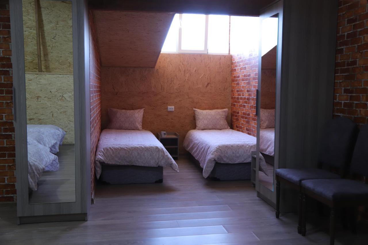 Lime Hotel & Restaurant Complex Gjumri Exterior foto A room at the hostel