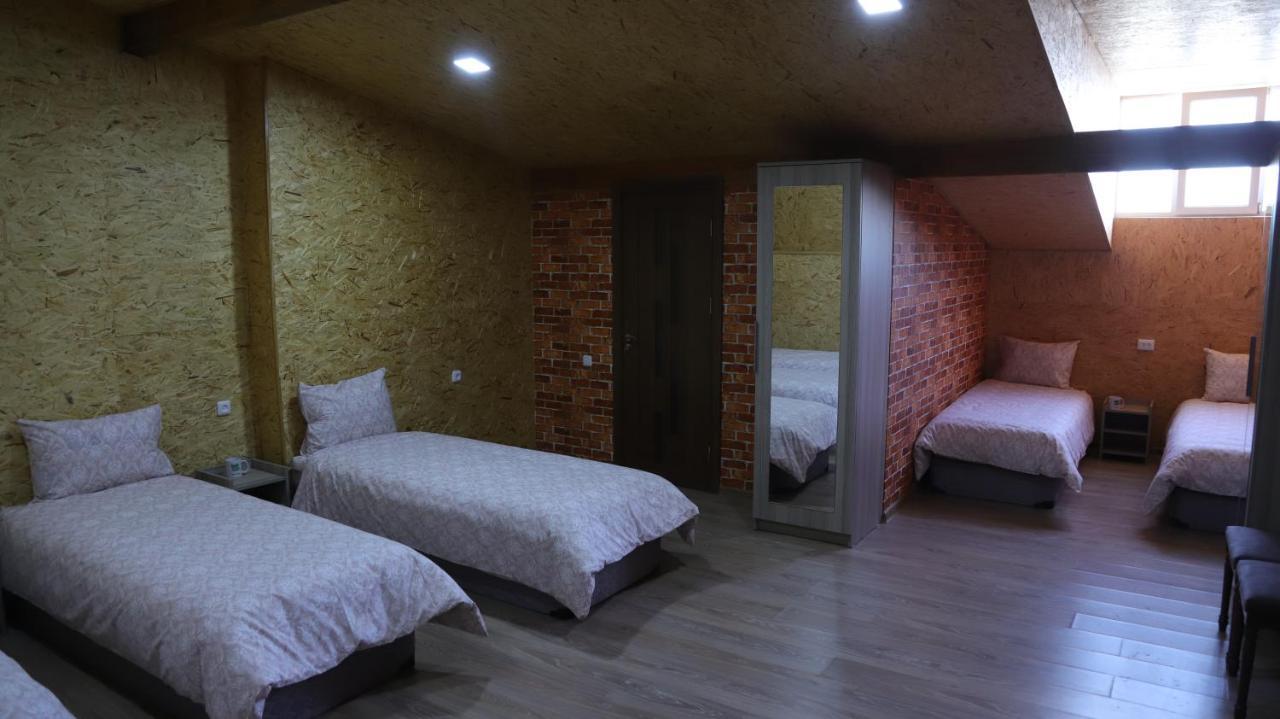 Lime Hotel & Restaurant Complex Gjumri Exterior foto A room at the hostel