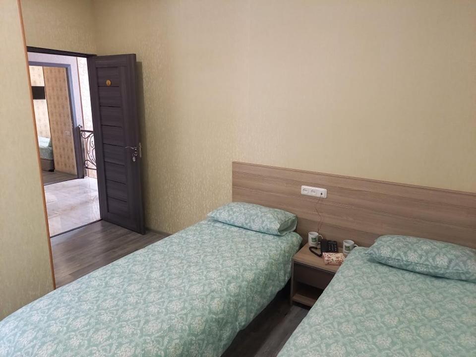 Lime Hotel & Restaurant Complex Gjumri Exterior foto A room at the hostel